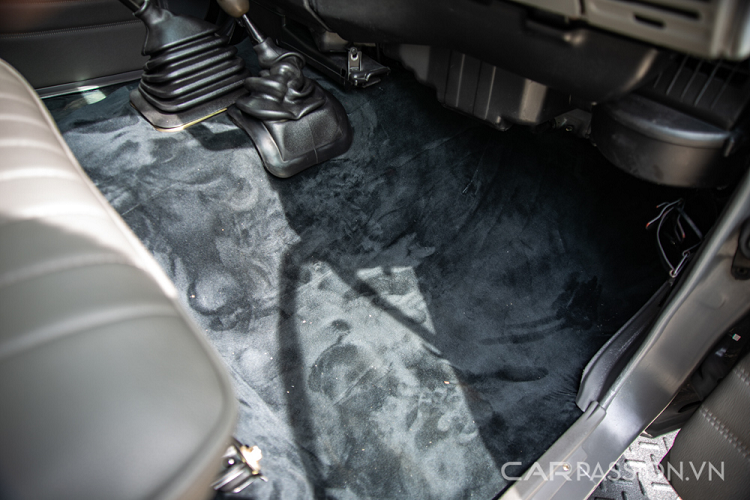 Mặt đồng hồ trung tâm không có đồng hồ tua máy, chỉ có đồng hồ đo tốc độ, đồng hồ báo xăng và nhiệt độ động cơ, cùng các thông tin. Theo như chủ xưởng độ, chiếc xe được dọn theo nguyên bản, nhưng điểm lạ là sàn xe được lót nhung. Phần thảm lót sàn này giúp xe nhìn cabin sang trọng hơn. 