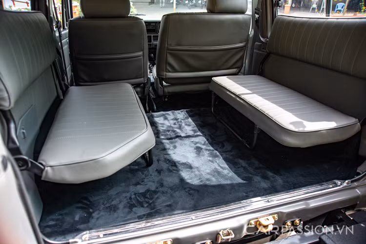 Xe được trang bị máy lạnh 1 vùng và hiện tại máy lạnh vẫn hoạt động ổn định. Hệ thống giải trí của xe ở mức cơ bản với Đầu nghe băng cat-set và radio. Cột chữ A có cửa sổ nhỏ mở rộng tầm quan sát cho người lái. Kính cửa sổ phía trước đóng/mở với thao tác quay tay, kính sau kéo ngang tựa như các mẫu xe 16 chỗ ngày trước. 