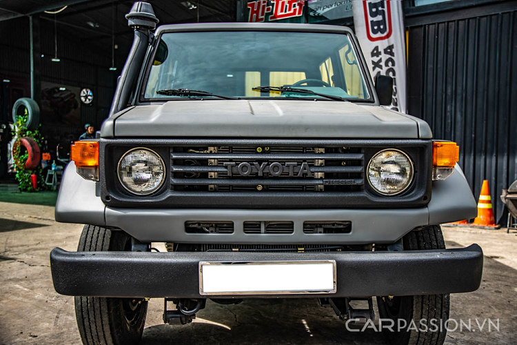 Sở hữu trục cơ sở ngắn, Land Cruiser PZJ70 có 2 cửa trước và 2 cửa ở đuôi xe đặc trưng. Nhiều anh em chơi Land J70 gọi vui là "cửa chuồng" hoặc "Land cộc". Để tăng độ cứng cáp và tăng tính thẩm mỹ, cản trước và sau của xe được làm bằng sắt. Xe sử dụng bộ mâm sắt 16 inch, bánh trước trang bị bộ cài cầu thủ công khi chuyển từ 2WD sang chế độ 4WD.