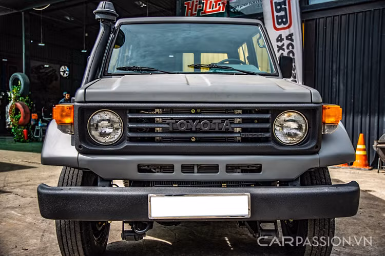 Sở hữu trục cơ sở ngắn, Land Cruiser PZJ70 có 2 cửa trước và 2 cửa ở đuôi xe đặc trưng. Nhiều anh em chơi Land J70 gọi vui là "cửa chuồng" hoặc "Land cộc". Để tăng độ cứng cáp và tăng tính thẩm mỹ, cản trước và sau của xe được làm bằng sắt. Xe sử dụng bộ mâm sắt 16 inch, bánh trước trang bị bộ cài cầu thủ công khi chuyển từ 2WD sang chế độ 4WD.