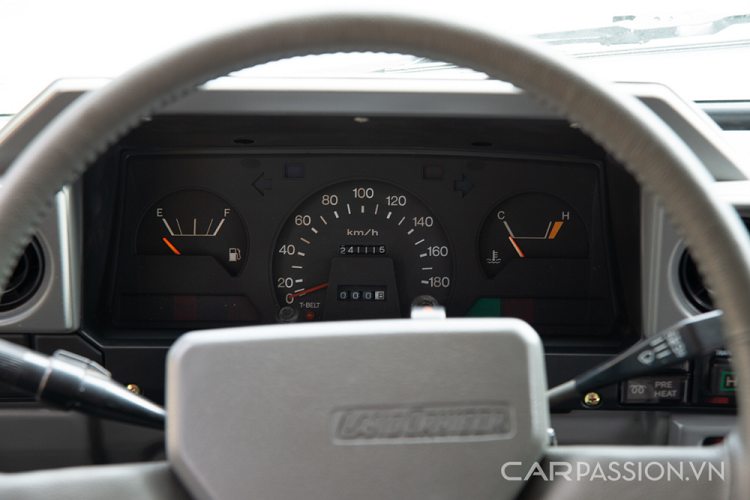 Cụm đèn hậu, xi-nhan, đèn de thiết kế đậm chất cổ điển của những mẫu Land Cruiser qua các thời kỳ. Nội thất của xe thiết kế đơn giản với nhiều chi tiết được làm bằng chất liệu nhựa cho độ bền bỉ cao. Toàn bộ ghế được bọc da. Hàng ghế trước có thể ngồi được 3 người và hàng ghế sau 4 người với 2 băng ghế để dọc. Vô-lăng không trợ lực với thiết kế 3 chấu, ở phần trung tâm dập nổi chữ "Land Cruise". 