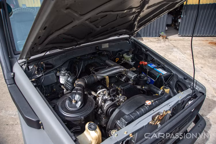 Năm 1990, Toyota ra mắt động cơ Diesel mới cho Series J70 của Land Cruiser với mã 1PZ. Động cơ 1PZ là biến thể 5 xy-lanh của động cơ mã 1 Hz 6 xy-lanh, dung tích 4.2L. Động cơ dầu Diesel có mã 1PZ dung tích 3,5 l, 5 xy-lanh, hút khí tự nhiên, cam đơn (SOHC) với 2 van trên mỗi xy-lanh, công suất tối đa 116 mã lực tại 4.000 vòng/phút, mô-men xoắn 230 Nm tại 2.600 vòng/phút. Kết hợp với hệ dẫn động 4x4 và hộp số sàn 5 cấp. 