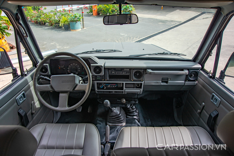 Phần lưới tản nhiệt với thiết kế thanh ngang nối liền cặp đèn pha hình tròn đơn giản nhưng cho cái nhìn nam tính. Cản trước và lưới tản nhiệt được sơn nhám giúp chủ nhân dễ dàng vệ sinh khi đi bùn, sìn. Xe được chủ nhân trang bị thêm ống thở giúp ngoại thất thêm phần khỏe khoắn và có thể tự tin đi vào những cung đường lầy lội. Phần đuôi xe vuông vức kiểu "nhà binh" với cửa mở qua 2 bên, một bên để bánh sơ-cua treo và bên còn lại là bình xăng dự phòng. 