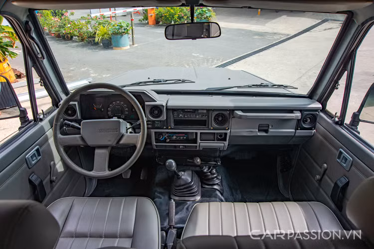 Phần lưới tản nhiệt với thiết kế thanh ngang nối liền cặp đèn pha hình tròn đơn giản nhưng cho cái nhìn nam tính. Cản trước và lưới tản nhiệt được sơn nhám giúp chủ nhân dễ dàng vệ sinh khi đi bùn, sìn. Xe được chủ nhân trang bị thêm ống thở giúp ngoại thất thêm phần khỏe khoắn và có thể tự tin đi vào những cung đường lầy lội. Phần đuôi xe vuông vức kiểu "nhà binh" với cửa mở qua 2 bên, một bên để bánh sơ-cua treo và bên còn lại là bình xăng dự phòng. 