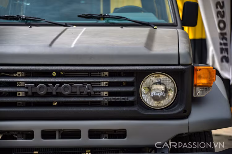 Điểm đặc biệt của mẫu xe này là nó có thiết kế ngoại hình và khoang nội thất cùng cách bố trí vị trí ngồi tương tự như chiếc FJ70 sản xuất năm 1989. Ngoại hình của Toyota Land Cruiser PZJ70 hầm hố với 2 đường dập nổi từ nắp capo đến phần hông xe, kết hợp với phần vè bánh trước đưa ra hai bên. Tổng thể thiết kế xe mang đậm phong cách bụi bặm và phản phất hình ảnh những chiếc xe quân sự của Jeep ngày trước.