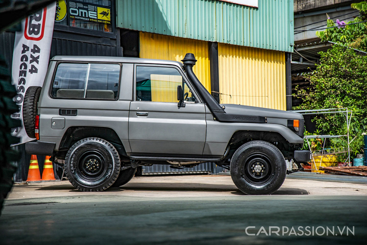 Nếu chỉ nhìn phớt qua sẽ rất dễ lầm tưởng chiếc xe trong bài là Series 40 - dòng xe rất nổi tiếng tại Mỹ, nhất là mẫu FJ40. Điều này cũng dễ hiểu bởi chiếc xe SUV Toyota Land Cruiser Series 70 thừa hưởng gần như trọn vẹn tinh hoa của "đàn anh".