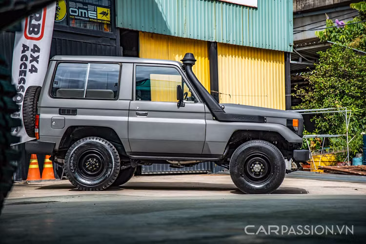 Nếu chỉ nhìn phớt qua sẽ rất dễ lầm tưởng chiếc xe trong bài là Series 40 - dòng xe rất nổi tiếng tại Mỹ, nhất là mẫu FJ40. Điều này cũng dễ hiểu bởi chiếc xe SUV Toyota Land Cruiser Series 70 thừa hưởng gần như trọn vẹn tinh hoa của "đàn anh".