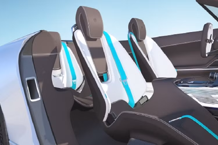 Khoang cabin 4 chỗ ngồi được bọc da tinh tế với các điểm nhấn bằng nhôm sáng bóng và sợi carbon. BMW 327-2 Hommage còn được trang bị hệ thống đèn nội thất có khả năng thay đổi hiệu ứng ánh sáng theo chế độ lái. Các ghế ngồi được thiết kế theo phong cách đặc trưng của thế kỷ XX nhưng tích hợp nhiều chi tiết trang trí thể thao cùng phần tựa đầu có thể di chuyển được.