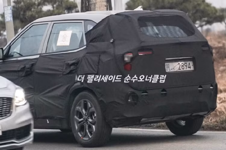 Theo Korean Car Blog, tùy chọn động cơ dầu trên Kia Seltos 2022 sẽ bị loại bỏ, thay vào đó là một hệ truyền động hybrid hoàn toàn mới bao gồm động cơ xăng 1.6L kết hợp cùng một mô-tơ điện cho tổng công suất 140 mã lực và 265 Nm momen xoắn.