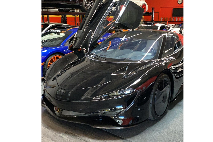 Màu đen của nước sơn thông thường hay carbon rất được đại gia bí ẩn tại Mỹ khoác lên mình các siêu xe triệu đô của mình trước đó như Bugatti Chiron, Koenigsegg Agera Thor, Lamborghini Centenario hay siêu xe McLaren Senna.