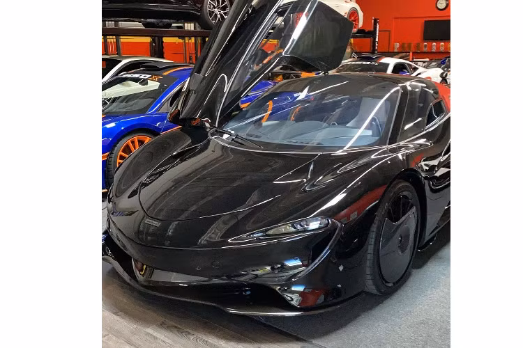 Màu đen của nước sơn thông thường hay carbon rất được đại gia bí ẩn tại Mỹ khoác lên mình các siêu xe triệu đô của mình trước đó như Bugatti Chiron, Koenigsegg Agera Thor, Lamborghini Centenario hay siêu xe McLaren Senna.