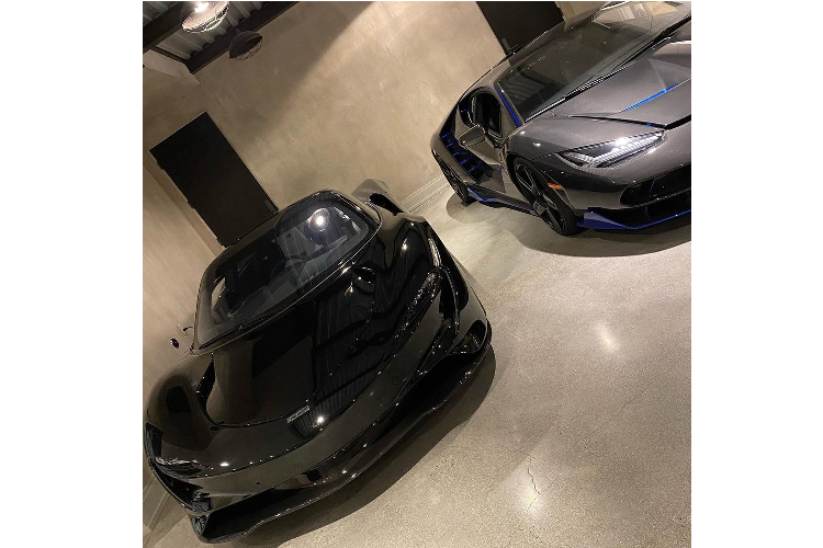 Như vậy, ngoài 5 chiếc Pagani hay Ferrari LaFerrari, Bugatti Chiron, Koenigsegg Agera Thor, Lamborghini Centenario, McLaren Senna, đại gia bí ẩn được biết đến với danh hiệu dan_am_i vừa tậu 1 chiếc McLaren Speedtail có giá khởi điểm khoảng 1,6 triệu Bảng Anh (tương đương 56 tỷ đồng). Chiếc siêu xe McLaren Speedtail của đại gia bí ẩn ở Mỹ là 1 trong 106 chiếc McLaren Speedtail được sản xuất trên toàn thế giới. Chiếc McLaren Speedtail này được đại gia được nhiều người biết đến với tên gọi dan-am-i đặt tên là Dakota. Ngoại thất xe sơn màu đen bí ẩn.