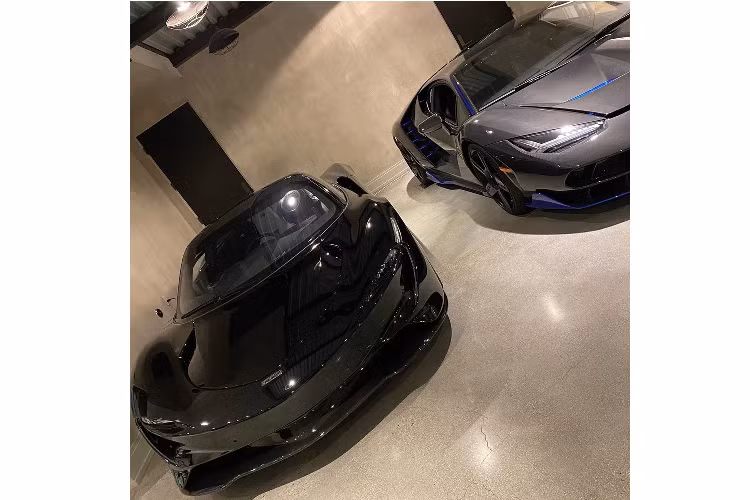 Như vậy, ngoài 5 chiếc Pagani hay Ferrari LaFerrari, Bugatti Chiron, Koenigsegg Agera Thor, Lamborghini Centenario, McLaren Senna, đại gia bí ẩn được biết đến với danh hiệu dan_am_i vừa tậu 1 chiếc McLaren Speedtail có giá khởi điểm khoảng 1,6 triệu Bảng Anh (tương đương 56 tỷ đồng). Chiếc siêu xe McLaren Speedtail của đại gia bí ẩn ở Mỹ là 1 trong 106 chiếc McLaren Speedtail được sản xuất trên toàn thế giới. Chiếc McLaren Speedtail này được đại gia được nhiều người biết đến với tên gọi dan-am-i đặt tên là Dakota. Ngoại thất xe sơn màu đen bí ẩn.