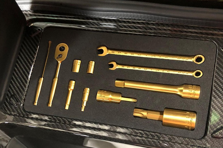 Được ra đời để tri ân siêu xe huyền thoại F1, McLaren Speedtail sở hữu không gian nội thất chỉ có 3 chỗ ngồi với ghế lái bằng sợi carbon nằm giữa. Tuy nhiên, sự tương đồng giữa F1 và Speedtail cũng dừng ở đây khi siêu xe mới của McLaren sử dụng hệ thống động cơ hybrid có công suất tối đa 1.035 mã lực và mô-men xoắn cực đại 1.149 Nm.