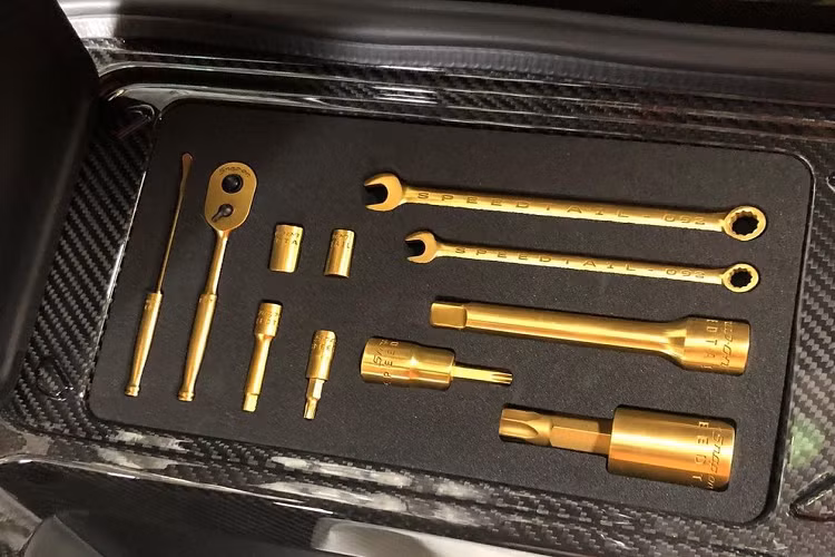 Được ra đời để tri ân siêu xe huyền thoại F1, McLaren Speedtail sở hữu không gian nội thất chỉ có 3 chỗ ngồi với ghế lái bằng sợi carbon nằm giữa. Tuy nhiên, sự tương đồng giữa F1 và Speedtail cũng dừng ở đây khi siêu xe mới của McLaren sử dụng hệ thống động cơ hybrid có công suất tối đa 1.035 mã lực và mô-men xoắn cực đại 1.149 Nm.