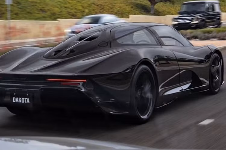 McLaren Speedtail hoàn toàn mới ra mắt vào tháng 10/2018 và thuộc dòng Ultimate Series. Siêu xe triệu đô McLaren Speedtail sử dụng hệ thống động cơ hybrid xăng-điện với tốc độ tối đa 391 km/h. Speedtail được khẳng định là siêu xe nhanh và sang trọng nhất của McLaren.