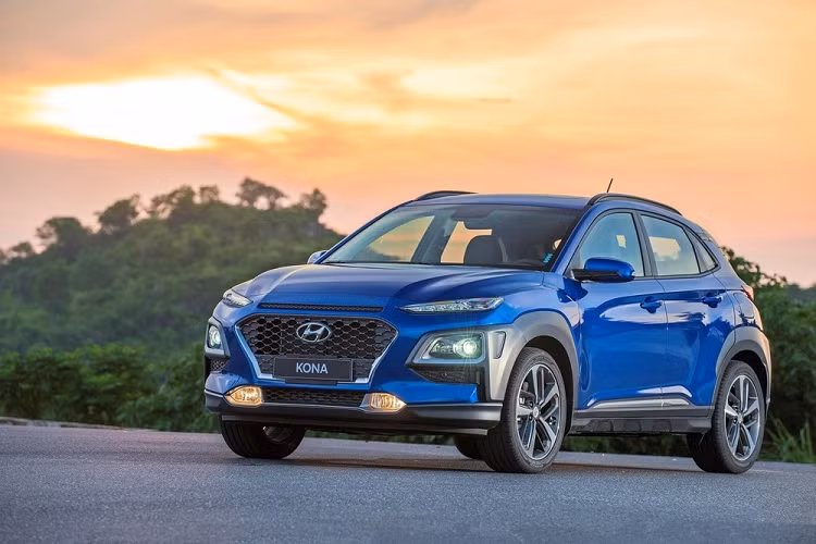 Hyundai Kona duoc dai ly giam toi 20 trieu, Kia Seltos de chung