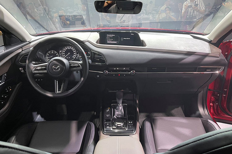 Về mặt vận hành, các phiên bản Mazda CX-3 sử dụng động cơ xăng 1.5L tương tự Mazda2, công suất tối đa 110 mã lực cùng mô-men xoắn cực đại 144 Nm. Mẫu SUV cỡ nhỏ được trang bị hộp số tự động 6 cấp, chế độ lái Sport và hệ thống kiểm soát gia tốc. Mazda CX-30 là biến thể nâng gầm từ Mazda3 nên có kích thước tốt hơn CX-3, dài x rộng x cao lần lượt 4.395 x 1.795 x 1.540 mm và khoảng cách 2 trục đạt 2.655 mm. Thông số của CX-30 nằm giữa Seltos và Corolla Cross.