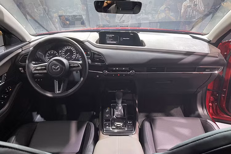 Về mặt vận hành, các phiên bản Mazda CX-3 sử dụng động cơ xăng 1.5L tương tự Mazda2, công suất tối đa 110 mã lực cùng mô-men xoắn cực đại 144 Nm. Mẫu SUV cỡ nhỏ được trang bị hộp số tự động 6 cấp, chế độ lái Sport và hệ thống kiểm soát gia tốc. Mazda CX-30 là biến thể nâng gầm từ Mazda3 nên có kích thước tốt hơn CX-3, dài x rộng x cao lần lượt 4.395 x 1.795 x 1.540 mm và khoảng cách 2 trục đạt 2.655 mm. Thông số của CX-30 nằm giữa Seltos và Corolla Cross.