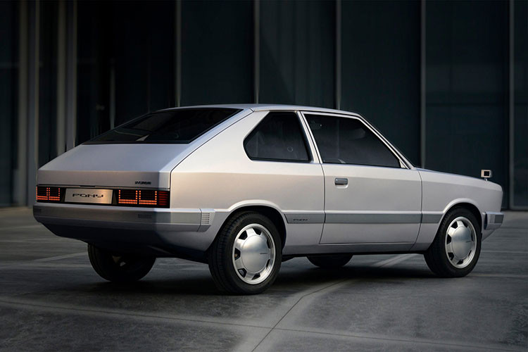 Hình ảnh giới thiệu nó cho thấy một chiếc hộp bằng nhôm hoặc thép không gỉ với hai đai màu đỏ để giữ cố định. Thương hiệu Hàn Quốc chưa cho biết Last Mile Mobility thực tế là một thiết bị hay tính năng đặc biệt gì trên chiếc Hyundai Pony 1975 chạy điện này.