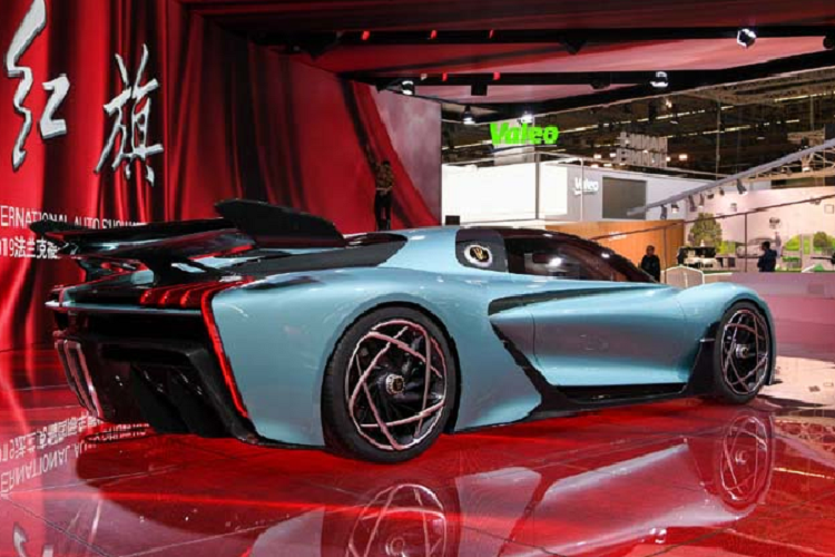 FAW, công ty mẹ của Hongqi, là một trong bốn nhà sản xuất ôtô lớn nhất ở Trung Quốc và đã hợp tác với Audi, Mazda và Toyota sản xuất những mẫu xe dành cho thị trường nội địa.