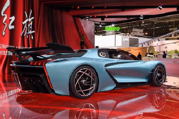 FAW, công ty mẹ của Hongqi, là một trong bốn nhà sản xuất ôtô lớn nhất ở Trung Quốc và đã hợp tác với Audi, Mazda và Toyota sản xuất những mẫu xe dành cho thị trường nội địa.