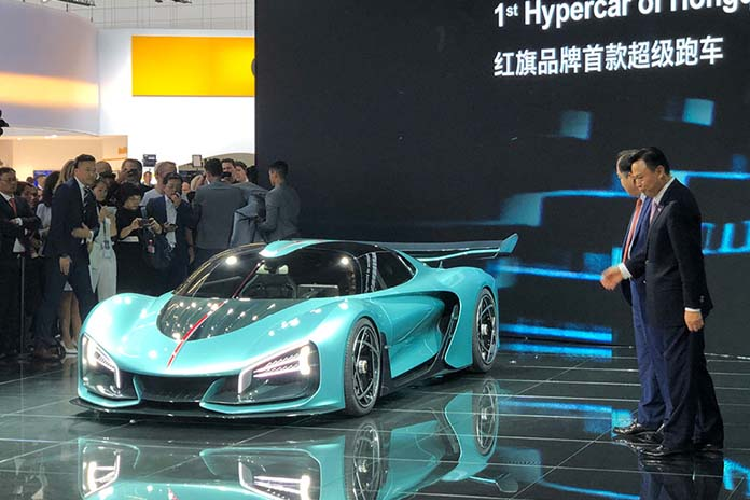 Nhà thiết kế nổi tiếng người Ý Walter de Silva, người chịu trách nhiệm cho những mẫu xe như Alfa Romeo 156, VW Scirocco, Audi R8 và A5 cùng một số sản phẩm khác, đã được bổ nhiệm là Phó chủ tịch Thiết kế và Phong cách của liên doanh Silk-FAW.