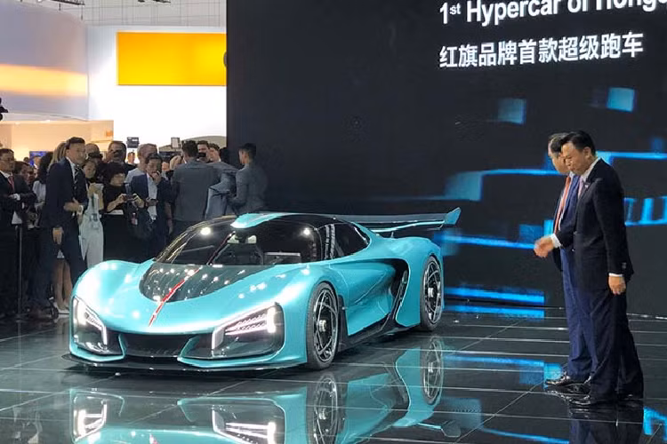 Nhà thiết kế nổi tiếng người Ý Walter de Silva, người chịu trách nhiệm cho những mẫu xe như Alfa Romeo 156, VW Scirocco, Audi R8 và A5 cùng một số sản phẩm khác, đã được bổ nhiệm là Phó chủ tịch Thiết kế và Phong cách của liên doanh Silk-FAW.