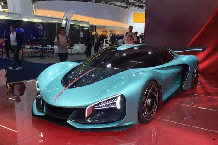 “Tôi rất vui mừng khi được thiết kế loạt xe năng lượng mới của Hongqi S series”, De Silva cho biết trong một thông cáo báo chí. “Chúng tôi đang trong giai đoạn thiết kế cuối cùng cho Hongqi S9 chạy điện.