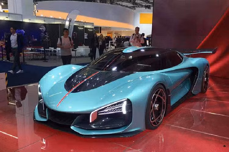 “Tôi rất vui mừng khi được thiết kế loạt xe năng lượng mới của Hongqi S series”, De Silva cho biết trong một thông cáo báo chí. “Chúng tôi đang trong giai đoạn thiết kế cuối cùng cho Hongqi S9 chạy điện.