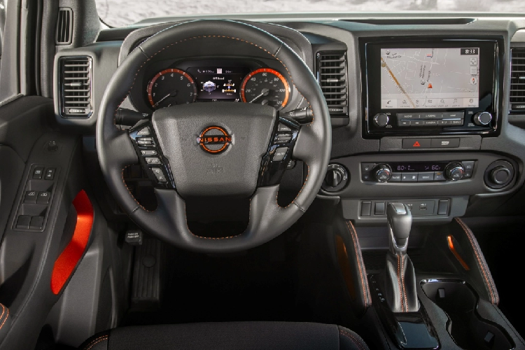 Là một thành viên của liên minh Renault Nissan Mitsubishi, nhà sản xuất ô tô Nhật Bản được tiếp cận với một số nền tảng điện - như CMF-EV. Điều này là lợi thế giúp họ dễ dàng triển khai chiếc bán tải nhỏ chạy điện - trong trường hợp nó dược "bật đèn xanh". Công ty đã cam kết sẽ chỉ tung ra các mẫu xe mới được điện khí hóa tại các thị trường trọng điểm như Mỹ vào năm 2030, vì vậy điều tự nhiên là chúng ta sẽ thấy nhiều BEV hơn trong những năm tới.