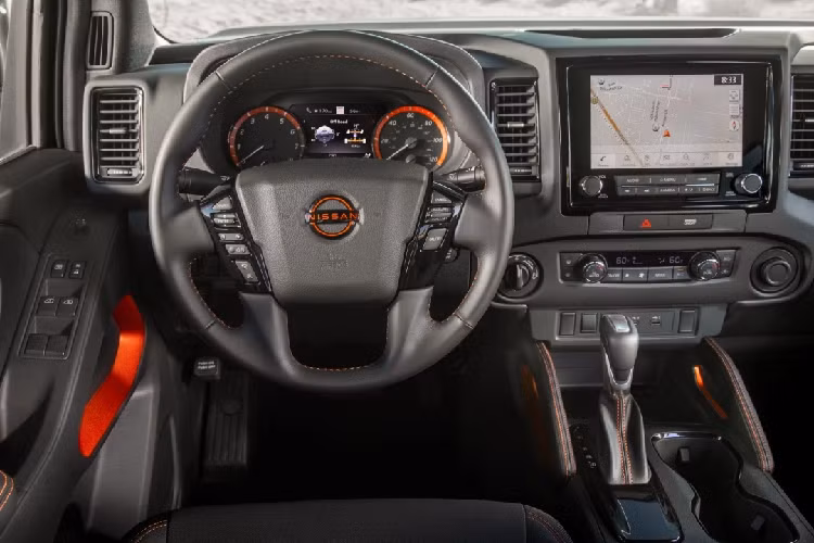 Là một thành viên của liên minh Renault Nissan Mitsubishi, nhà sản xuất ô tô Nhật Bản được tiếp cận với một số nền tảng điện - như CMF-EV. Điều này là lợi thế giúp họ dễ dàng triển khai chiếc bán tải nhỏ chạy điện - trong trường hợp nó dược "bật đèn xanh". Công ty đã cam kết sẽ chỉ tung ra các mẫu xe mới được điện khí hóa tại các thị trường trọng điểm như Mỹ vào năm 2030, vì vậy điều tự nhiên là chúng ta sẽ thấy nhiều BEV hơn trong những năm tới.