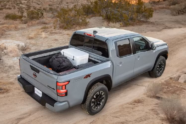 Nền tảng CMF-EV không xa lạ. Nó chính là phần khung gầm của chiếc Nissan Ariya được giới thiệu cách đây ít lâu. Nó có thể đóng vai trò là cơ sở cho chiếc bán tải EV mới. Vì Nissan Titan kém xa đối thủ trong phân khúc xe bán tải cỡ lớn với thị phần 1,5% ở Mỹ. Nên việc mở rộng dàn xe ở mảng bán tải nhỏ có thể sẽ giúp hãng xe Nhật có doanh số tốt hơn và có nhiều cơ hội cạnh tranh hơn.