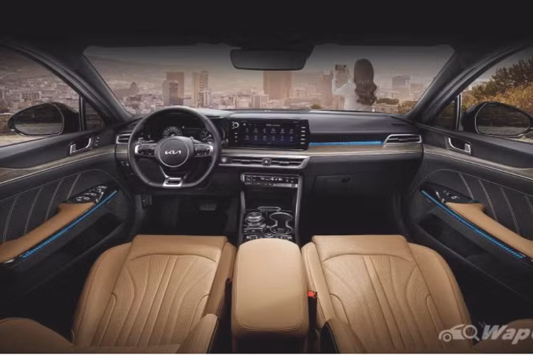 Trong khi đó tại thị trường Mỹ, dòng sản phẩm Kia K5 2022 nhận được bản cập nhật tương tự, bao gồm cửa sổ trời tiêu chuẩn, bộ sạc không dây bổ sung và gói trang bị tùy chọn hàng đầu GT-Line AWD.