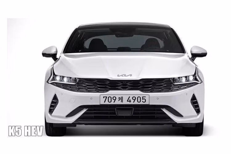 Logo mới trên mẫu xe sedan Kia K5 2022 có thiết kế cách điệu, hơi hướng trừu tượng - trông khá đơn giản nhưng mang lại cái nhìn sắc nét hơn so với logo hình bầu dục cũ.