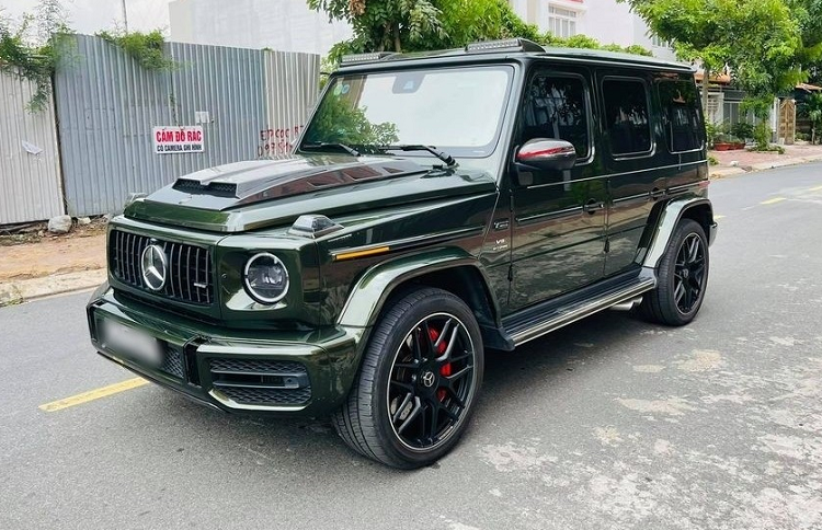 "Trái tim" này trên chiếc SUV hạng sang Mercedes-AMG G63 sẽ được truyền tới cả 4 bánh thông qua hộp số tự động AMG Speedshift Plus 9 cấp, nhờ đó, xe có thể tăng tốc từ vị trí xuất phát lên 100 km/h trong 4,5 giây trước khi đạt vận tốc tối đa 220 km/h.