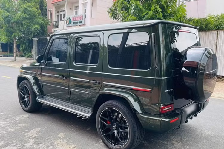 Mức giá xe Mercedes-AMG G63 với tông màu xanh rêu cùng với bản độ Brabus vừa về tay đại gia Sài thành không được tiết lộ. Chỉ biết rằng, xe đã qua sử dụng với số đồng hồ công tơ mét từng được người bán chia sẻ là hơn 1 vạn km. Mức giá xe chính hãng nguyên bản là 10,95 tỷ đồng.