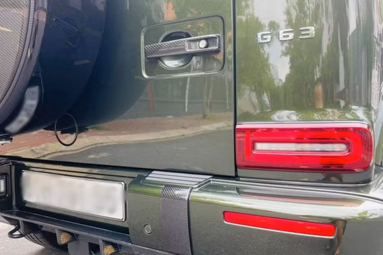 Chưa dừng lại đó, ngoại thất chiếc xe Mercedes-AMG G63 của chủ nhân siêu xe Ferrari 488 GTB Liberty Walk có một không hai tại dải đất hình chữ S còn sở hữu gói độ Brabus ở ngoại thất.