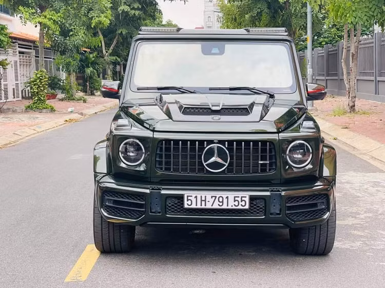 Việc sở hữu chiếc xe Mercedes-AMG G63 độ Brabus khá chất này cũng giúp cho bộ sưu tập xe của người yêu xe này đa dạng các mẫu xe hơn. Trước đó, người này hay di chuyển trên siêu xe Ferrari 488 GTB hay dạo phố cùng chiếc xe thể thao mui trần Porsche 718 Boxster và cuối cùng là chiếc xe sang tầm trung Mercedes-Ben E300 AMG. 