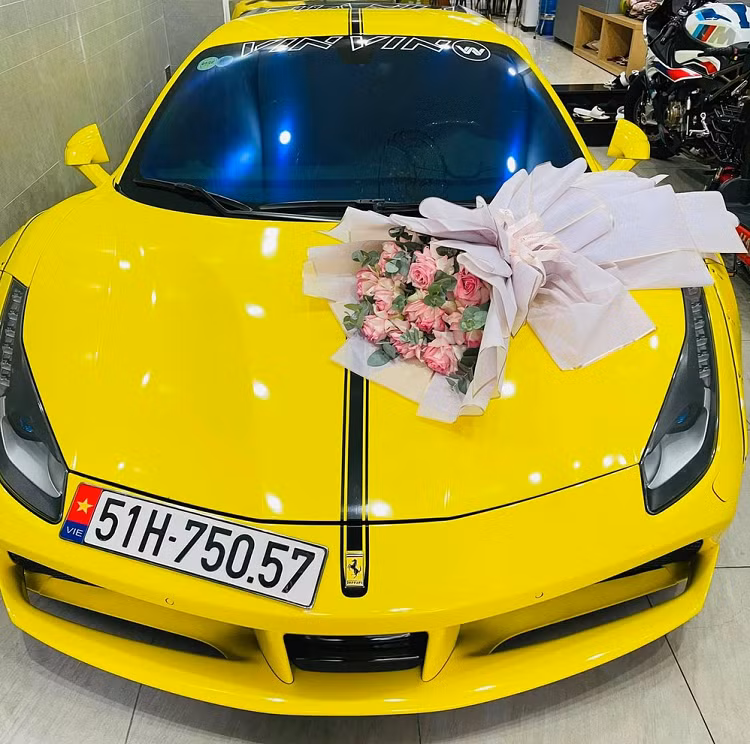 Trong đó, chủ nhân chiếc siêu xe Ferrari 488 GTB độ Liberty Walk độc nhất Việt Nam (trong hình) đã quyết định chi hơn 10 tỷ đồng để rước về garage chiếc xe được nhiều đại gia mê mệt trong 2 năm qua là dòng xe SUV hạng sang Mercedes-AMG G63.