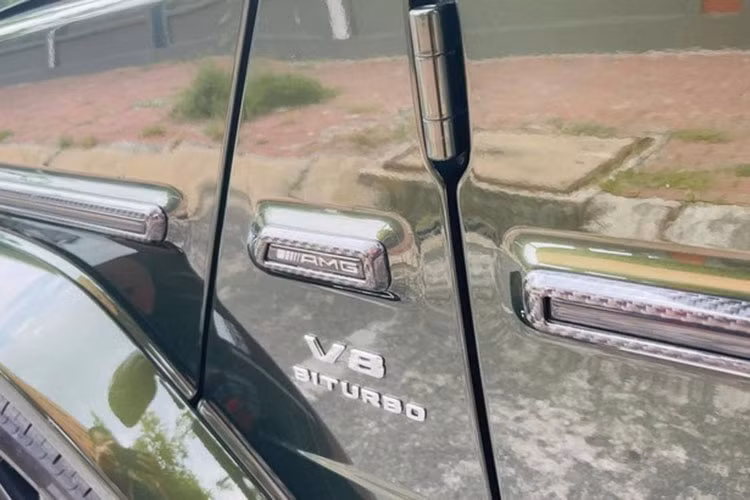 Gói độ hầm hố với các chi tiết tạo điểm nhấn như nắp capô có thêm 2 khe gió cơ bắp bằng carbon, ngoại thất xe được trang bị nhiều carbon và bộ đèn trợ sáng gắn trên đầu xe hay thùng bánh xe dự phòng phía sau bằng carbon.