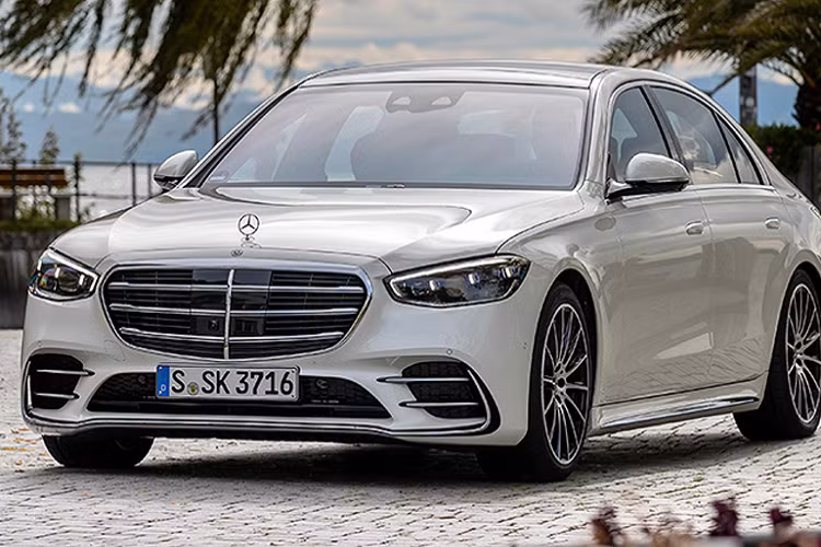 Phiên bản và giá xe Mercedes-Benz S-Class 2021 (W223) tại Thái Lan: Mercedes-Benz S 350 d Exclusive 6.690.000 baht (khoảng 4,9 tỷ đồng); Mercedes-Benz S 350 d AMG Premium 7.190.000 baht (khoảng 5,28 tỷ đồng). Tại Thái Lan, cả hai phiên bản máy dầu của Mercedes-Benz S-Class thế hệ mới (W223) đều được lắp ráp trong nước.