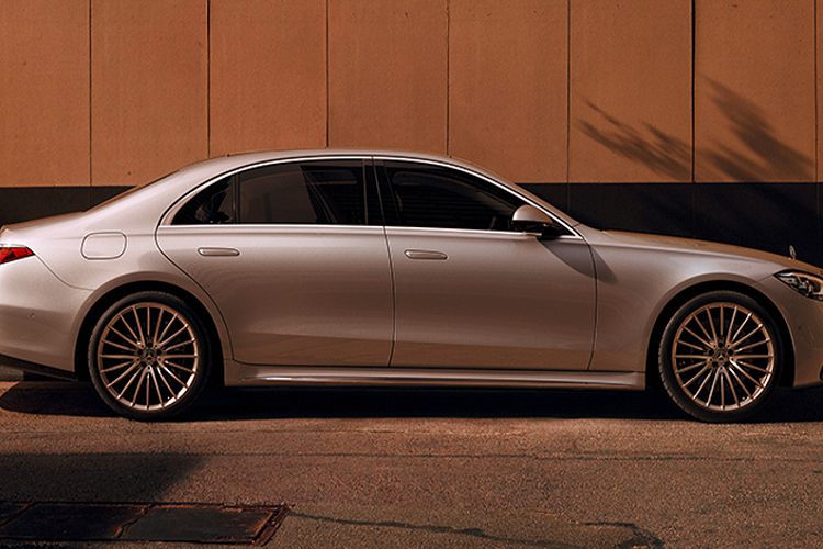 Mercedes-Benz Việt Nam (MBV) đã có kế hoạch giới thiệu S-Class thế hệ mới tại thị trường Việt trong thời gian sắp tới. Có thể S-Class thế hệ mới sẽ ra mắt cùng thời điểm với siêu sang Mercedes-Maybach S-Class và Maybach GLS. Hiện tại, S-Class thế hệ mới đã được đưa về nước, tuy nhiên đó là xe nhập tư và chưa ra biển số. Có thể S-Class thế hệ mới nhập tư đang chờ biểu thuế từ xe chính hãng.