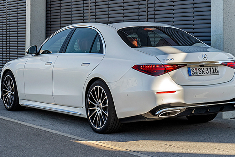 Mercedes-Benz S-Class thế hệ mới nhập chính hãng tại Việt Nam sẽ được trang bị động cơ xăng (không có máy dầu như ở Thái). Cấu hình động cơ xăng của S-Class thế hệ mới tại Việt Nam (khả năng là S500) sẽ là động cơ xăng 6cyl 3.0L kết hợp với hệ thống mild-hybrid MHEV (EQ Boost) cho công suất khoảng 429 mã lự và mô-men xoắn cực đại 520 Nm.