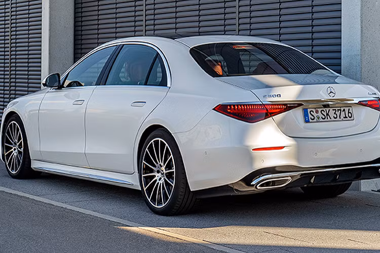 Mercedes-Benz S-Class thế hệ mới nhập chính hãng tại Việt Nam sẽ được trang bị động cơ xăng (không có máy dầu như ở Thái). Cấu hình động cơ xăng của S-Class thế hệ mới tại Việt Nam (khả năng là S500) sẽ là động cơ xăng 6cyl 3.0L kết hợp với hệ thống mild-hybrid MHEV (EQ Boost) cho công suất khoảng 429 mã lự và mô-men xoắn cực đại 520 Nm.