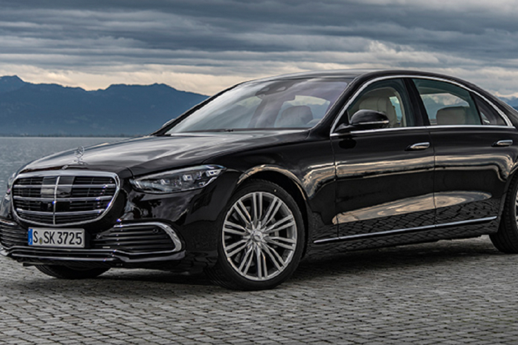 Ngoài ra, hệ thống MBUX thông tin sẽ phát hiện chuyển động của tay, đầu và cơ thể để điều chỉnh đèn đọc sách và nhiều tính năng hơn nữa. Xe đi kèm với hệ thống âm thanh vòm 15 loa Burmester 3D-Surround. Mercedes-Benz S 350 d có gói hỗ trợ đỗ xe, camera 360 độ. Hệ thống hỗ trợ lái tránh né giúp đưa xe trở lại làn đường trong trường hợp xảy ra tai nạn bất ngờ. Hệ thống hỗ trợ dừng khẩn cấp chủ động và hơn nữa.