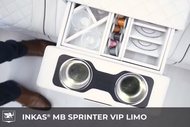 Tính năng “đỉnh nhất” bên trong Inkas Sprinter VIP Limo là một màn hình TV LED kích thước lớn, đi kèm với AppleTV và Chromecast. Màn hình này cũng có thể hiển thị các điều kiện bên ngoài xe thông qua hệ thống camera quan sát toàn chu vi.