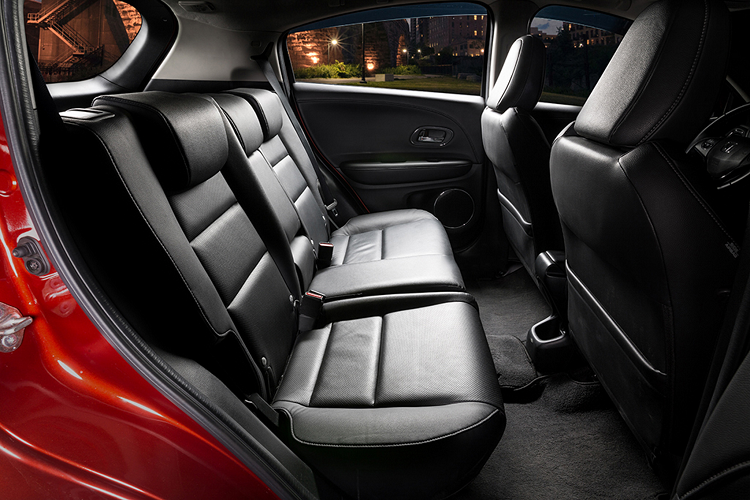 Trong phân khúc CUV hạng B tại Việt Nam, cùng với Peugeot 2008 – Honda HR-V là một dòng xe được định giá cao trong phân khúc. Trên thực tế, tệp khách hàng của HR-V thường có điều kiện kinh tế khá giả, cần một mẫu xe nhỏ gọn để đi phố phục vụ cho gia đình, ít sử dụng để chạy dịch vụ.