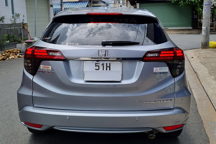 Ngoài ra, tệp khách hàng của HR-V có tâm lý mua xe kiểu “ăn chắc mặc bền”, ưa chuộng xe nhập và họ sẵn sàng bỏ qua các lựa chọn xe Hàn có giá bán dễ tiếp cận và trang bị nhiều “đồ chơi” hơn. Giá cao, thiết kế trung tính nên dòng xe này chỉ phù hợp cho một nhóm khách hàng nhỏ, đa số là khách hàng ở độ tuổi trung niên. Chính vì thế, HR-V là dòng xe thuộc hàng “khó bán” trong phân khúc.