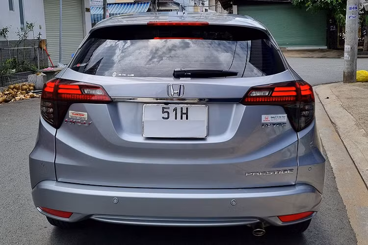 Ngoài ra, tệp khách hàng của HR-V có tâm lý mua xe kiểu “ăn chắc mặc bền”, ưa chuộng xe nhập và họ sẵn sàng bỏ qua các lựa chọn xe Hàn có giá bán dễ tiếp cận và trang bị nhiều “đồ chơi” hơn. Giá cao, thiết kế trung tính nên dòng xe này chỉ phù hợp cho một nhóm khách hàng nhỏ, đa số là khách hàng ở độ tuổi trung niên. Chính vì thế, HR-V là dòng xe thuộc hàng “khó bán” trong phân khúc.